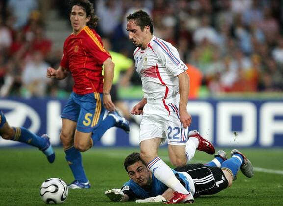Franck Ribery (Frankreich, vorn) zieht an Torwart Iker Casillas (Spanien) vorbei und erzielt den Treffer zum 1:1 -  Fußball WM Herren WM 2006, Länderspiel, Nationalteam, Nationaltrikot, Achtelfinale, Spanien - Frankreich Gruppe Hannover Dynamik, Fußball WM Herren WM 2006, Länderspiel, Nationalteam, Nationaltrikot, Achtelfinale, Spanien - Frankreich Gruppe Hannover Dynamik,