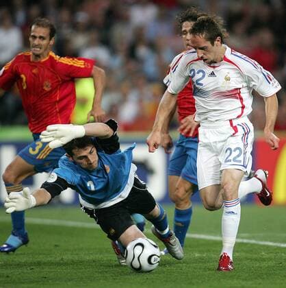 Franck Ribery (Frankreich, re.) zieht an Torwart Iker Casillas (Spanien) vorbei und erzielt den Treffer zum 1:1 -  Fußball WM Herren WM 2006, Länderspiel, Nationalteam, Nationaltrikot, Achtelfinale, Spanien - Frankreich Gruppe Hannover Dynamik, Fußball WM Herren WM 2006, Länderspiel, Nationalteam, Nationaltrikot, Achtelfinale, Spanien - Frankreich Gruppe Hannover Dynamik,