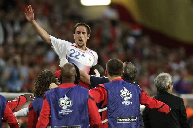 Torschütze Franck Ribery (Frankreich) läßt sich von den Reservisten feiern Fußball WM Herren WM 2006, Länderspiel, Nationalteam, Achtelfinale, Nationaltrikot, Frankreich Gruppe Hannover Freude, Begeisterung, Fußball WM Herren WM 2006, Länderspiel, Nationalteam, Achtelfinale, Nationaltrikot, Frankreich Gruppe Hannover Freude, Begeisterung,