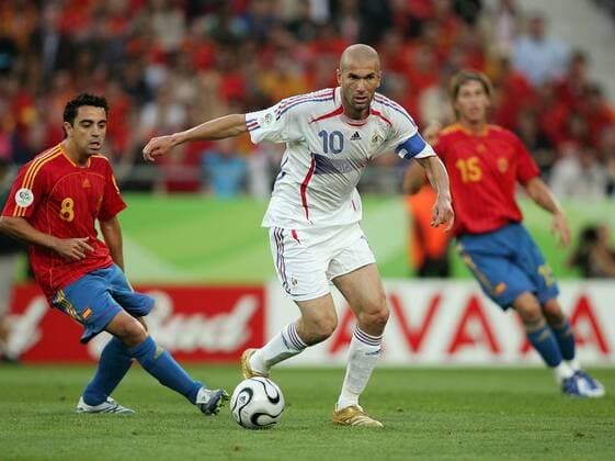 Zinedine Zidane (Frankreich, Mitte) schneller als Xavi (Spanien) -  Fußball WM Herren WM 2006, Länderspiel, Nationalteam, Nationaltrikot, Achtelfinale, Spanien - Frankreich 1:3 Gruppe Hannover Dynamik, Fußball WM Herren WM 2006, Länderspiel, Nationalteam, Nationaltrikot, Achtelfinale, Spanien - Frankreich 1:3 Gruppe Hannover Dynamik,