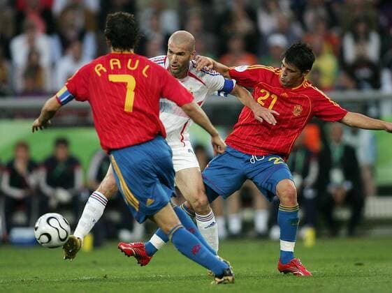 Zinedine Zidane (Frankreich, Mitte) gegen David Villa (re.) und Raul (beide Spanien) -  Fußball WM Herren WM 2006, Länderspiel, Nationalteam, Nationaltrikot, Achtelfinale, Spanien - Frankreich 1:3 Gruppe Hannover Dynamik, Fußball WM Herren WM 2006, Länderspiel, Nationalteam, Nationaltrikot, Achtelfinale, Spanien - Frankreich 1:3 Gruppe Hannover Dynamik,