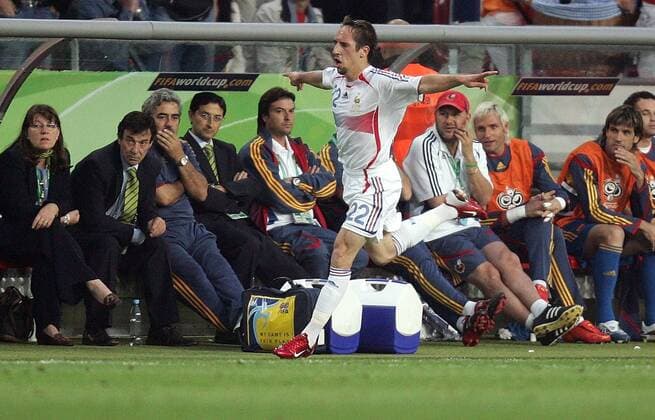 Franck Ribery (Frankreich) - Torjubel vor der enttäuschten spanischen Bank -  Fußball WM Herren WM 2006, Länderspiel, Nationalteam, Nationaltrikot, Achtelfinale, Spanien - Frankreich 1:3 Totale Hannover Begeisterung, Freude, Enttäuschung, Fußball WM Herren WM 2006, Länderspiel, Nationalteam, Nationaltrikot, Achtelfinale, Spanien - Frankreich 1:3 Totale Hannover Begeisterung, Freude, Enttäuschung,