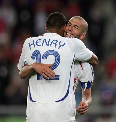 Zinedine Zidane (hi.) und Thierry Henry (beide Frankreich) - Schlußjubel -  Fußball WM Herren WM 2006, Länderspiel, Nationalteam, Achtelfinale, Frankreich, Nationaltrikot Gruppe Hannover Glück, Harmonie Freude, Begeisterung, Fußball WM Herren WM 2006, Länderspiel, Nationalteam, Achtelfinale, Frankreich, Nationaltrikot Gruppe Hannover Glück, Harmonie Freude, Begeisterung,