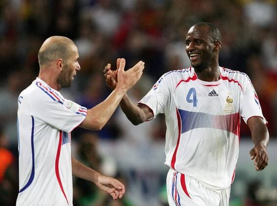 Zinedine Zidane (li.) und Patrick Vieiera (beide Frankreich) - shakehands-  Fußball WM Herren WM 2006, Länderspiel, Nationalteam, Achtelfinale, Frankreich, Nationaltrikot Gruppe Hannover Freude, Fußball WM Herren WM 2006, Länderspiel, Nationalteam, Achtelfinale, Frankreich, Nationaltrikot Gruppe Hannover Freude,