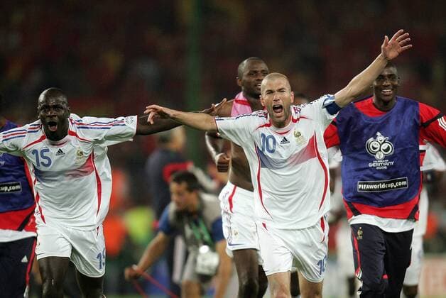 Zinedine Zidane (re.) und Lilian Thuram (beide Frankreich) - Schlußjubel -  Fußball WM Herren WM 2006, Länderspiel, Nationalteam, Achtelfinale, Frankreich, Nationaltrikot Gruppe Hannover Freude, Begeisterung, Fußball WM Herren WM 2006, Länderspiel, Nationalteam, Achtelfinale, Frankreich, Nationaltrikot Gruppe Hannover Freude, Begeisterung,