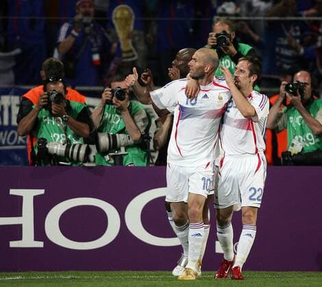 Zinedine Zidane (li.) und Franck Ribery (beide Frankreich) - Torjubel -  Fußball WM Herren WM 2006, Länderspiel, Nationalteam, Achtelfinale, Frankreich, Nationaltrikot Gruppe Hannover Freude, Fußball WM Herren WM 2006, Länderspiel, Nationalteam, Achtelfinale, Frankreich, Nationaltrikot Gruppe Hannover Freude,
