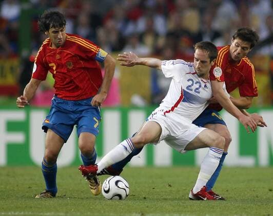 Franck Ribery (Frankreich, Mitte) gegen Xabi Alonso (re.) und Raul (beide Spanien) Fußball WM Herren WM 2006, Länderspiel, Nationalteam, Nationaltrikot, Achtelfinale, Frankreich - Spanien 3:1 Gruppe Hannover Dynamik, Fußball WM Herren WM 2006, Länderspiel, Nationalteam, Nationaltrikot, Achtelfinale, Frankreich - Spanien 3:1 Gruppe Hannover Dynamik,