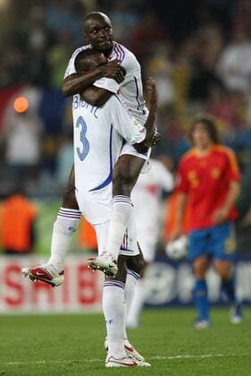 Claude Makelele und Eric Abidal (beide Frankreich, 3) - Schlussjubel Fußball WM Herren WM 2006, Länderspiel, Nationalteam, Nationaltrikot, Achtelfinale Gruppe Hannover Freude, Fußball WM Herren WM 2006, Länderspiel, Nationalteam, Nationaltrikot, Achtelfinale Gruppe Hannover Freude,