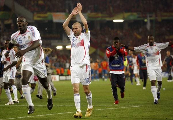 Zinedine Zidane (Mitte) bedankt sich bei den Anhängern, li. Lilian Thuram (beide Frankreich) Fußball WM Herren WM 2006, Länderspiel, Nationalteam, Nationaltrikot, Achtelfinale Gruppe Hannover Freude, Fußball WM Herren WM 2006, Länderspiel, Nationalteam, Nationaltrikot, Achtelfinale Gruppe Hannover Freude,
