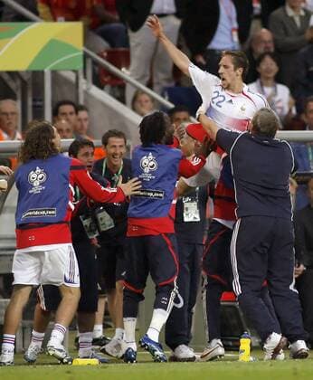Franck Ribery (Frankreich, o.) bejubelt seinen Torerfolg mit der Ersatzbank Fußball WM Herren WM 2006, Länderspiel, Nationalteam, Nationaltrikot, Achtelfinale Gruppe Hannover Begeisterung, Freude, Fußball WM Herren WM 2006, Länderspiel, Nationalteam, Nationaltrikot, Achtelfinale Gruppe Hannover Begeisterung, Freude,