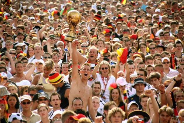 Deutsche Fußballfans jubeln auf der Berliner Fanmeile schon über den Weltpokal Fußball WM Herren FIFA Fanmeile 2006, Public Viewing, Live Übertragung, Liveübertragung, Fußballübertragung Totale Straße des 17. Juni, Fanfest, Fan Fest, Party Berlin, Kopf, Köpfe Begeisterung, Freude, Fußball WM Herren FIFA Fanmeile 2006, Public Viewing, Live Übertragung, Liveübertragung, Fußballübertragung Totale Straße des 17. Juni, Fanfest, Fan Fest, Party Berlin, Kopf, Köpfe Begeisterung, Freude,