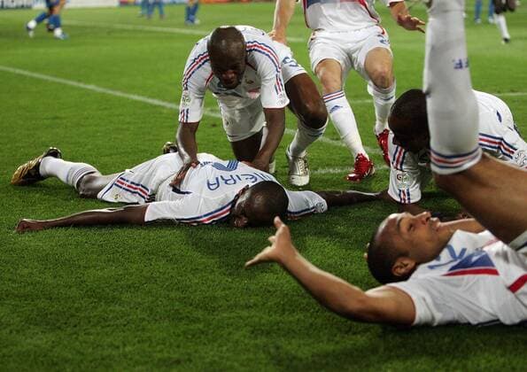 Torschütze Patrick Vieira liegt erschöpft aber glücklich am Boden, beglückwünscht von William Gallas (beide Frankreich) -  Fußball WM Herren WM 2006, Länderspiel, Nationalteam, Achtelfinale, Nationaltrikot Gruppe Hannover Freude, Erschöpfung, Fußball WM Herren WM 2006, Länderspiel, Nationalteam, Achtelfinale, Nationaltrikot Gruppe Hannover Freude, Erschöpfung,