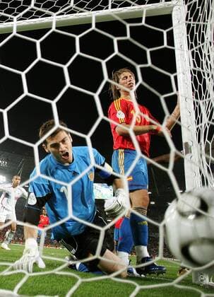 Der Ball zappelt im Netz: Torwart Iker Casillas und Sergio Ramos (beide Spanien) enttäuscht -  Fußball WM Herren WM 2006, Länderspiel, Nationalteam, Achtelfinale, Nationaltrikot Gruppe Hannover Enttäuschung, Fußball WM Herren WM 2006, Länderspiel, Nationalteam, Achtelfinale, Nationaltrikot Gruppe Hannover Enttäuschung,