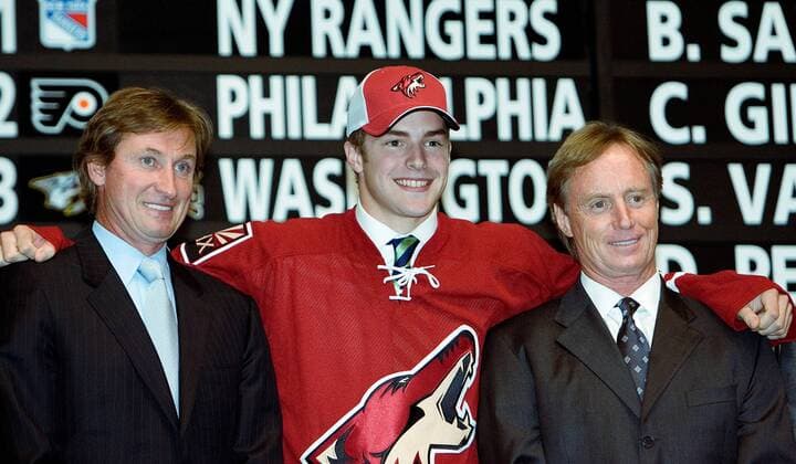 Neuzugang Chris Summers mit Head Coach Wayne Gretzky (li.) und General Manager Michael Barnett (alle Phoenix Coyotes) -  (vap2006062448) Eishockey Herren NHL Draft 2006 200, Auswahl, Vorstellung, Präsentation, Pressetermin, Neuzugänge Gruppe Vancouver Freude, Eishockey Herren NHL Draft 2006 200, Auswahl, Vorstellung, Präsentation, Pressetermin, Neuzugänge Gruppe Vancouver Freude,