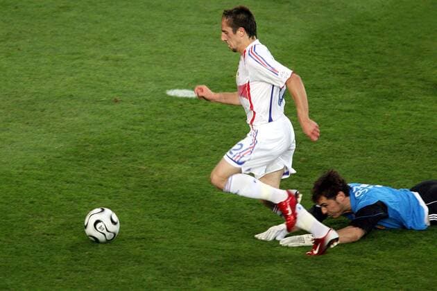 Franck Ribery (Frankreich, li.) erzielt gegen Torwart Iker Casillas (Spanien) den 1:1 Ausgleich - (pan14965) Fußball WM Herren WM 2006, Länderspiel, Nationalteam, Nationaltrikot, Achtelfinale Gruppe Hannover Dynamik, Fußball WM Herren WM 2006, Länderspiel, Nationalteam, Nationaltrikot, Achtelfinale Gruppe Hannover Dynamik,
