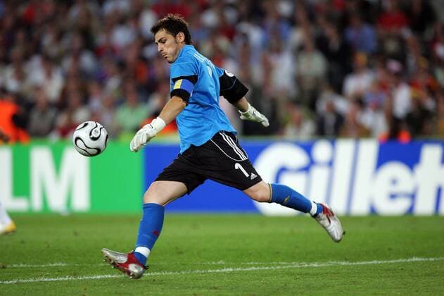 Torwart Iker Casillas (Spanien) - Abschlag - (pan14966) Fußball WM Herren WM 2006, Länderspiel, Nationalteam, Nationaltrikot, Achtelfinale Einzelbild Hannover Dynamik, Fußball WM Herren WM 2006, Länderspiel, Nationalteam, Nationaltrikot, Achtelfinale Einzelbild Hannover Dynamik,