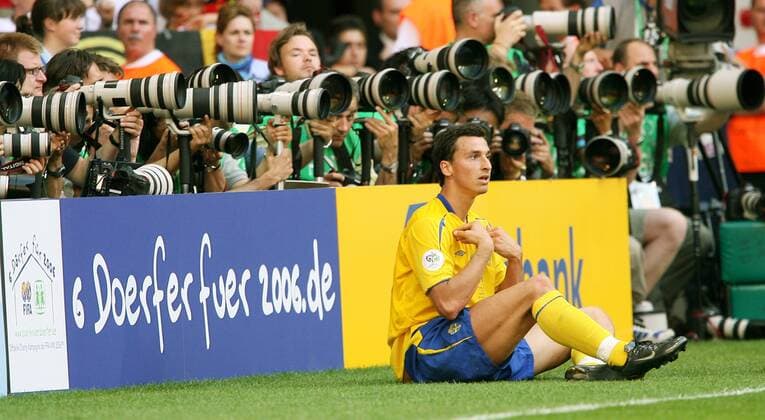 Zlatan Ibrahimovic (Schweden) mimt das Unschuldslamm Fußball Herren WM 2006, Länderspiel, Nationalteam, Nationaltrikot, Achtelfinale, Internet, sechs, SOS Kinderdörfer Gruppe Kinderdorf Hilfe Kinderhilfe charity villages for Berlin Wohltätigkeit soziales Engagement Aufmacher Fußball Herren WM 2006, Länderspiel, Nationalteam, Nationaltrikot, Achtelfinale, Internet, sechs, SOS Kinderdörfer Gruppe Kinderdorf Hilfe Kinderhilfe charity villages for Berlin Wohltätigkeit soziales Engagement Aufmacher
