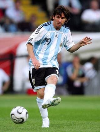 Lionel Messi (Argentinien) zieht ab Fußball WM Herren WM 2006, Länderspiel, Nationalteam, Gruppe C, Nationaltrikot, Argentinien Einzelbild Frankfurt M. Fußball WM Herren WM 2006, Länderspiel, Nationalteam, Gruppe C, Nationaltrikot, Argentinien Einzelbild Frankfurt M.