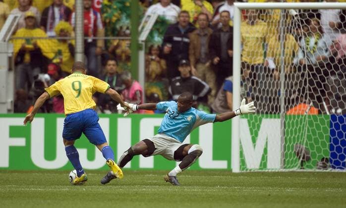 Ronaldo (Brasilien, li.) umspielt Torwart Richard Kingston (Ghana) und trifft zum 1:0 Fußball WM Herren WM 2006, Länderspiel, Nationalteam, Achtelfinale, Nationaltrikot, Brasilien - Ghana 3:0 Gruppe Dortmund Dynamik, Fußball WM Herren WM 2006, Länderspiel, Nationalteam, Achtelfinale, Nationaltrikot, Brasilien - Ghana 3:0 Gruppe Dortmund Dynamik,