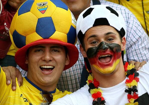 Ein deutscher und ein Ecuador Fan mit originellen Kopfbedeckungen schließen Fanfreundschaft -  Fußball WM Herren WM 2006, Länderspiel, Nationalteam, Gruppe A, Ecuador - Deutschland 0:3, deutsche, deutscher Gruppe Berlin Freude, Fußball WM Herren WM 2006, Länderspiel, Nationalteam, Gruppe A, Ecuador - Deutschland 0:3, deutsche, deutscher Gruppe Berlin Freude,