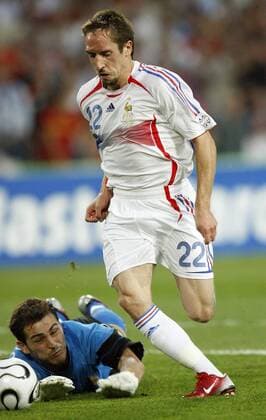Franck Ribery (Frankreich) zieht an Torwart Iker Casillas (Spanien) vorbei und erzielt das Tor zum 1:1 - Fußball WM Herren WM 2006, Länderspiel, Nationalteam, Achtelfinale, Nationaltrikot, Spanien - Frankreich 1:3 Gruppe Hannover Dynamik, Fußball WM Herren WM 2006, Länderspiel, Nationalteam, Achtelfinale, Nationaltrikot, Spanien - Frankreich 1:3 Gruppe Hannover Dynamik,