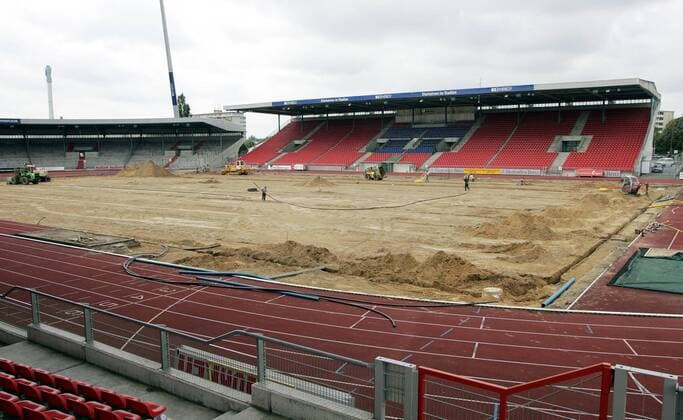 Fußball, Stadiongeschichte Eintracht Braunschweig Das Stadion an der Hamburger Straße, Heimspielstätte von Eintracht Braunschweig, bekommt eine Rasenheizung Fußball 2. BL Herren Saison 2006 2007, Eintracht Braunschweig, Stadion, Fußballstadion, innen, Innenansicht, leer Totale Stadion an der Hamburger Straße o0 Installlation Braunschweig o0 Baustelle Einbau Leere, Fußball 2. BL Herren Saison 2006 2007, Eintracht Braunschweig, Stadion, Fußballstadion, innen, Innenansicht, leer Totale Stadion an der Hamburger Straße o0 Installlation Braunschweig o0 Baustelle Einbau Leere,