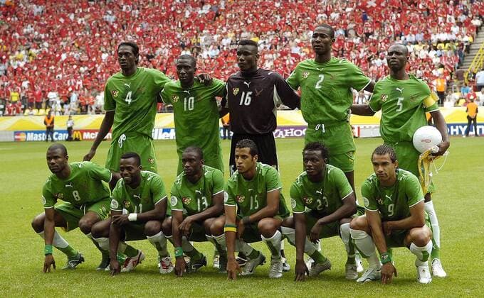 Mannschaftsfoto Togo - hi.v.li.: Emmanuel Adebayor, Cherif Toure Mamam, Torwart Kossi Agassa, Dare Nibombe, Massamasso Tchangai - vorn: Kuami Agboh, Mohamed Kader, Richmond Forson, Alaixys Romao, Assimiouh Toure Thomas Dossevi Fußball WM Herren WM 2006, Länderspiel, Nationalteam, Gruppe G, Nationaltrikot Totale Dortmund Fußball WM Herren WM 2006, Länderspiel, Nationalteam, Gruppe G, Nationaltrikot Totale Dortmund