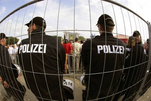 Polizisten bewachen das Public Viewing am Heiligengeistfeld in Hamburg Fußball Herren WM 2006, Fanfest, Fan Fest, Party, o0 FIFA Fanmeile Gruppe Hamburg Fußball Herren WM 2006, Fanfest, Fan Fest, Party, o0 FIFA Fanmeile Gruppe Hamburg
