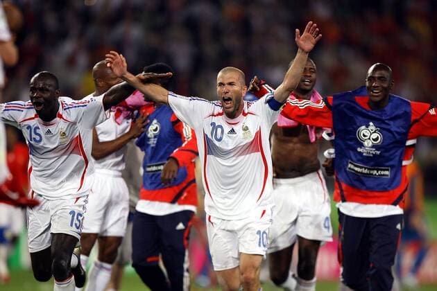 Zinedine Zidane (re.) und Lilian Thuram (beide Frankreich) - Schlußjubel -  (pan14961) Fußball Herren WM 2006, Länderspiel, Nationalteam, Nationaltrikot, Achtelfinale, Vdig Gruppe Hannover Freude, Begeisterung, Fußball Herren WM 2006, Länderspiel, Nationalteam, Nationaltrikot, Achtelfinale, Vdig Gruppe Hannover Freude, Begeisterung,  