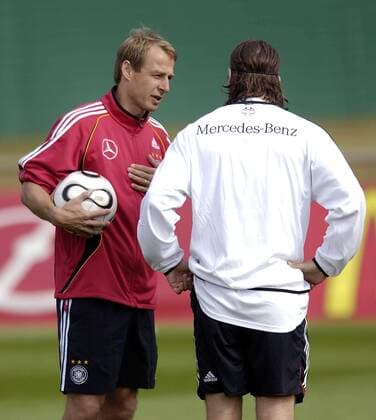 Bundestrainer Jürgen Klinsmann (li.) im Gespräch mit Torsten Frings (beide Deutschland) Fußball WM Herren WM 2006, Nationalteam, Training Gruppe Berlin Fußball WM Herren WM 2006, Nationalteam, Training Gruppe Berlin