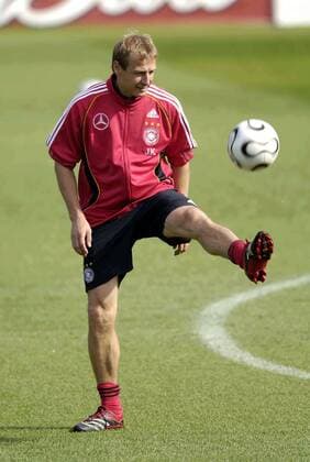 Bundestrainer Jürgen Klinsmann (Deutschland) zeigt sein Können am Ball Fußball WM Herren WM 2006, Nationalteam, Training Berlin Fußball WM Herren WM 2006, Nationalteam, Training Berlin