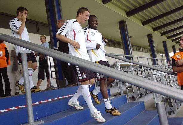 Gerald Asamoah (re.) und Lukas Podolski (beide Deutschland) gut gelaunt auf dem Weg zum Training Fußball WM Herren WM 2006, Nationalteam, Training Gruppe Berlin Fußball WM Herren WM 2006, Nationalteam, Training Gruppe Berlin