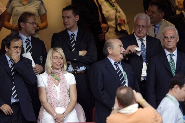 Prominenz auf der Ehrentribüne, v.re.: OK Präsident Franz Beckenbauer und sein Vize Fedor Radmann (beide Deutschland), FIFA Präsident Joseph S. Blatter (Schweiz) mit Lebensgefährtin Ilona Boguska sowie Michel Platini (Frankreich) Fußball WM Herren WM 2006, Länderspiel, Nationalteam, Achtelfinale Gruppe Nürnberg Fußball WM Herren WM 2006, Länderspiel, Nationalteam, Achtelfinale Gruppe Nürnberg