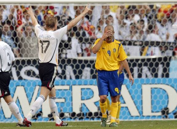 Fredrik Ljungberg (Schweden, re.) verzweifelt an dem verschossenen Elfmeter von Henrik Larsson, Per Mertesacker (Deutschland) freut es Fußball WM Herren WM 2006, Länderspiel, Nationalteam, Achtelfinale, Nationaltrikot, Deutschland -Schweden 2:0 Gruppe München Enttäuschung, Verzweiflung, Freude, Fußball WM Herren WM 2006, Länderspiel, Nationalteam, Achtelfinale, Nationaltrikot, Deutschland -Schweden 2:0 Gruppe München Enttäuschung, Verzweiflung, Freude,