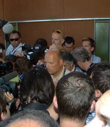 Teamchef Bjarne Riis (Dänemark) nimmt zu den Dopingvorwürfen seines Schützlings Ivan Basso (Italien beide CSC) Stellung - Radsport Herren Tour de France 2006, ProTour, Straßenradsport, Straße, Rad, Vdig, Gruppe Dopingvorwurf, Vorwurf, Radsport Herren Tour de France 2006, ProTour, Straßenradsport, Straße, Rad, Vdig, Gruppe Dopingvorwurf, Vorwurf,