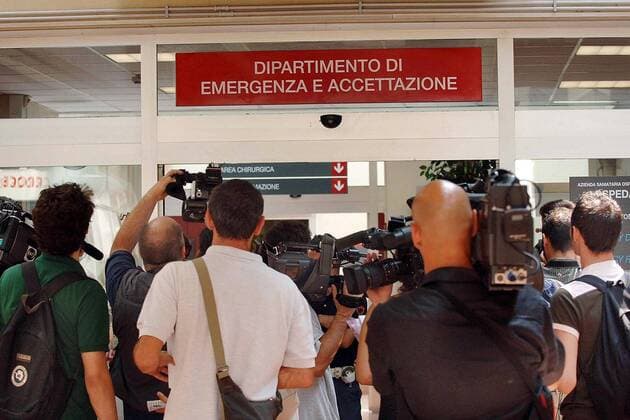 Fernsehteams vor der Notaufnahme des Molinette emergency department, in das Teammanager Gianluca Pessotto (Juve) nach einem Sturz vom Gebäude des Hauptquartiers von Juventus Turin eingewiesen wurde Fußball Herren Serie A 2006 2007, 1. Italienische Liga, Juventus Turin, Gebäude, Selbstmordversuch Gruppe hinten, Rücken, Rückansicht Turin Fußball Herren Serie A 2006 2007, 1. Italienische Liga, Juventus Turin, Gebäude, Selbstmordversuch Gruppe hinten, Rücken, Rückansicht Turin