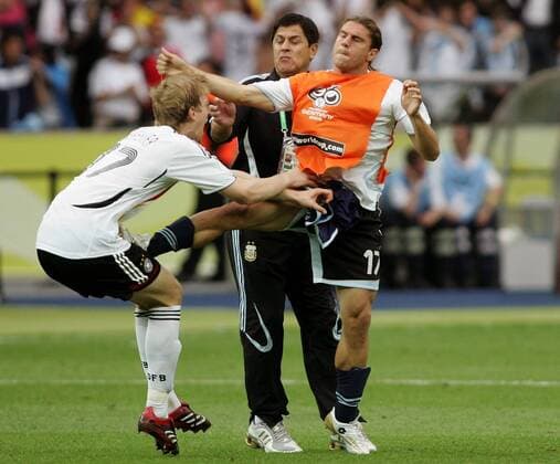 Ersatzspieler Leandro Cufre (Argentinien, re.) tritt Per Mertesacker (Deutschland) nach Spielende in den Unterleib -  Fußball WM Herren WM 2006, Länderspiel, Nationalteam, Viertelfinale, Nationaltrikot, Deutschland - Argentinien 5:3 n.E Gruppe Reservist, Reservespieler, Auswechselspieler Berlin, Leibchen, Trainingsleibchen, Spannung, Wut, Fußball WM Herren WM 2006, Länderspiel, Nationalteam, Viertelfinale, Nationaltrikot, Deutschland - Argentinien 5:3 n.E Gruppe Reservist, Reservespieler, Auswechselspieler Berlin, Leibchen, Trainingsleibchen, Spannung, Wut,