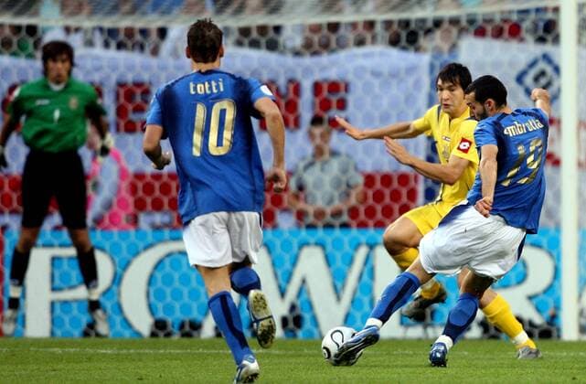 Gianluca Zambrotta (Italien, re.) zieht ab gegen Andriy Rusol (Ukraine) und trifft zum 1:0, daneben Francesco Totti (Italien) - Fußball WM Herren WM 2006, Länderspiel, Nationalteam, Viertelfinale, Nationaltrikot, Italien - Ukraine 3:0 Gruppe Hamburg Dynamik, Fußball WM Herren WM 2006, Länderspiel, Nationalteam, Viertelfinale, Nationaltrikot, Italien - Ukraine 3:0 Gruppe Hamburg Dynamik,