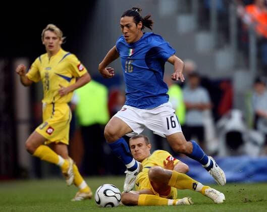 Mauro Camoranesi (Italien, Mitte) setzt sich gegen Andriy Nesmachniy (Ukraine) durch - Fußball WM Herren WM 2006, Länderspiel, Nationalteam, Viertelfinale, Nationaltrikot, Italien - Ukraine 3:0 Gruppe Hamburg Dynamik, Fußball WM Herren WM 2006, Länderspiel, Nationalteam, Viertelfinale, Nationaltrikot, Italien - Ukraine 3:0 Gruppe Hamburg Dynamik,