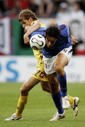 Luca Toni (Italien, re.) gegen Vyacheslav Sviderskiy (Ukraine) Fußball WM Herren WM 2006, Länderspiel, Nationalteam, Viertelfinale, Nationaltrikot, Italien - Ukraine 3:0 Gruppe Hamburg Dynamik, Kampf, Fußball WM Herren WM 2006, Länderspiel, Nationalteam, Viertelfinale, Nationaltrikot, Italien - Ukraine 3:0 Gruppe Hamburg Dynamik, Kampf,