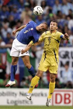 Andriy Shevchenko (Ukraine, re.) gegen Fabio Cannavaro (Italien) Fußball WM Herren WM 2006, Länderspiel, Nationalteam, Viertelfinale, Nationaltrikot, Italien - Ukraine 3:0 Gruppe Hamburg Dynamik, Fußball WM Herren WM 2006, Länderspiel, Nationalteam, Viertelfinale, Nationaltrikot, Italien - Ukraine 3:0 Gruppe Hamburg Dynamik,
