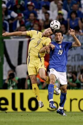 Andriy Shevchenko (Ukraine, li.) gegen Gianluca Zambrotta (Italien) Fußball WM Herren WM 2006, Länderspiel, Nationalteam, Viertelfinale, Nationaltrikot, Italien - Ukraine 3:0 Gruppe Hamburg Dynamik, Fußball WM Herren WM 2006, Länderspiel, Nationalteam, Viertelfinale, Nationaltrikot, Italien - Ukraine 3:0 Gruppe Hamburg Dynamik,