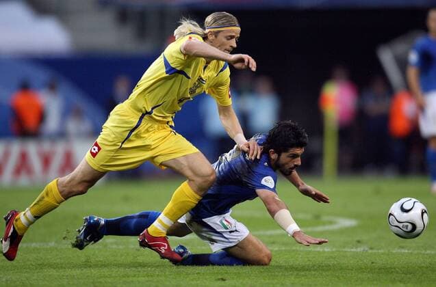 Anatoliy Tymoschuk (Ukraine, li.) bringt Gennaro Gattuso (Italien) zu Fall - Fußball WM Herren WM 2006, Länderspiel, Nationalteam, Viertelfinale, Nationaltrikot, Italien - Ukraine 3:0 Gruppe Hamburg Dynamik, Fußball WM Herren WM 2006, Länderspiel, Nationalteam, Viertelfinale, Nationaltrikot, Italien - Ukraine 3:0 Gruppe Hamburg Dynamik,