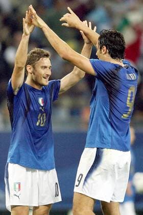 Francesco Totti (li.) und Luca Toni (beide Italien) - Torjubel - Fußball WM Herren WM 2006, Länderspiel, Nationalteam, Nationaltrikot, Italien Gruppe Hamburg Freude, Fußball WM Herren WM 2006, Länderspiel, Nationalteam, Nationaltrikot, Italien Gruppe Hamburg Freude,