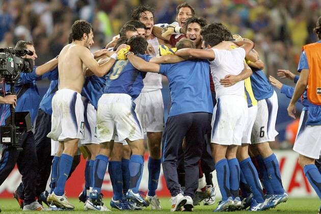 Schlussjubel Italien - Fußball WM Herren WM 2006, Länderspiel, Nationalteam, Nationaltrikot, Italien - Ukraine 3:0 Totale Hamburg Begeisterung, Freude, Fußball WM Herren WM 2006, Länderspiel, Nationalteam, Nationaltrikot, Italien - Ukraine 3:0 Totale Hamburg Begeisterung, Freude,