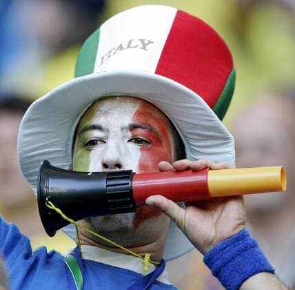 Italienischer Fan mit einer Tröte in den deutschen Landesfarben Fußball WM Herren WM 2006, Länderspiel, Nationalteam, Viertelfinale, Italien, italienische Einzelbild Hamburg Fußball WM Herren WM 2006, Länderspiel, Nationalteam, Viertelfinale, Italien, italienische Einzelbild Hamburg