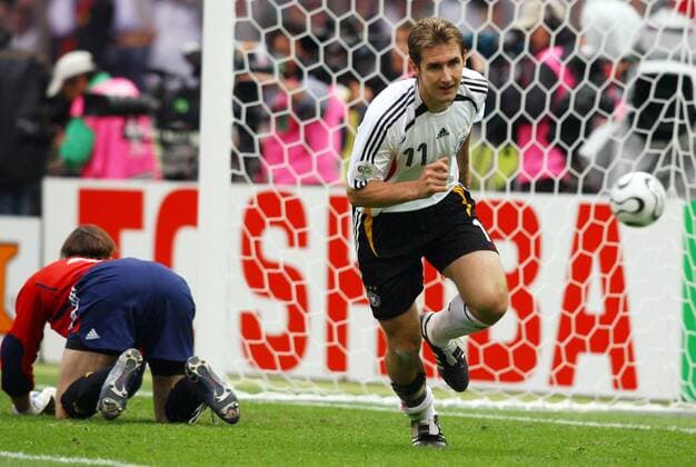Miroslav Klose (Deutschland) erzielt das 1:1, Torwart Leonardo Franco (Argentinien) geschlagen am Boden Fußball WM Herren WM 2006, Länderspiel, Nationalteam, Nationaltrikot, Deutschland - Argentinien 5:3 n.E. Gruppe Berlin Fußball WM Herren WM 2006, Länderspiel, Nationalteam, Nationaltrikot, Deutschland - Argentinien 5:3 n.E. Gruppe Berlin
