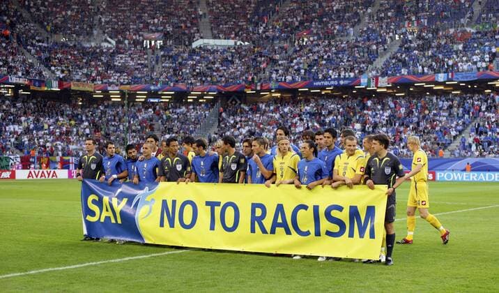 SAY NO TO RACISM - Die Teams aus Italien und der Ukraine sowie das Schiedsrichtergespann appellieren anlässlich einer Antirassismus Kampagne der FIFA für Toleranz auf und neben dem Fußballplatz Fußball WM Herren WM 2006, Länderspiel, Nationalteam, Viertelfinale, Nationaltrikot, Italien - Ukraine 3:0 Totale Schiedsrichter, Schiedsrichterassistent, Assistent Hamburg, Schiedsrichterassistenten Fußball WM Herren WM 2006, Länderspiel, Nationalteam, Viertelfinale, Nationaltrikot, Italien - Ukraine 3:0 Totale Schiedsrichter, Schiedsrichterassistent, Assistent Hamburg, Schiedsrichterassistenten