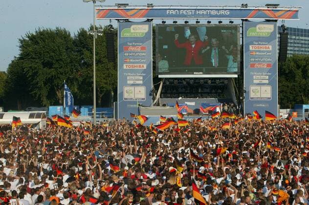 Bundeskanzlerin Angela Merkel (Deutschland) und die Fußballfans auf der FIFA Fanmeile in Hamburg schweben gemeinsam auf einer Euphoriewelle, welche wohl nur durch den Fußball zustande kommen kann Fußball WM Herren WM 2006, Länderspiel, Nationalteam, Viertelfinale, Fanfest, Fan Fest, Party, Gemeinsamkeit Totale Heiligengeistfeld, Politiker, Politikerin, Kanzler Hamburg, Kanzlerin, Bundeskanzler, Regierung Masse Begeisterung, Freude, Fußball WM Herren WM 2006, Länderspiel, Nationalteam, Viertelfinale, Fanfest, Fan Fest, Party, Gemeinsamkeit Totale Heiligengeistfeld, Politiker, Politikerin, Kanzler Hamburg, Kanzlerin, Bundeskanzler, Regierung Masse Begeisterung, Freude,