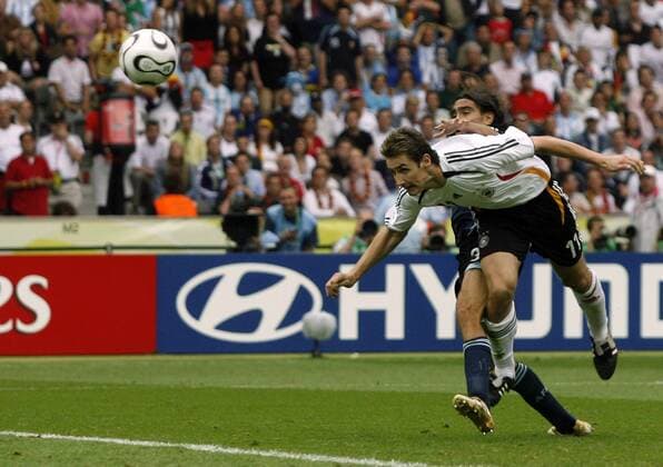 Miroslav Klose (Deutschland, vorn) köpft gegen Sorin (Argentinien) zum 1:1 Ausgleich ein Fußball WM Herren WM 2006, Länderspiel, Nationalteam, Nationaltrikot, Viertelfinale, Deutschland - Argentinien 5:3 n.E Gruppe Berlin Dynamik, Kampf, Fußball WM Herren WM 2006, Länderspiel, Nationalteam, Nationaltrikot, Viertelfinale, Deutschland - Argentinien 5:3 n.E Gruppe Berlin Dynamik, Kampf,